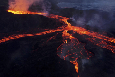 Volcan en activité et coulées de lave multiples - volcan du Geldingadalir - 0mn 36s